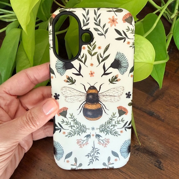 NWT Stringberry iPhone 17 Floral Bee Design Phone Case - Cream - Picture 4 of 4